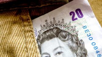 Паундът тръгна надолу поради растящата несигурност около Brexit