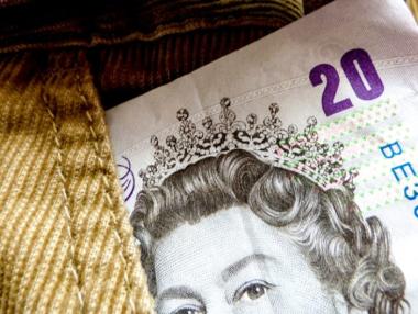 Паундът тръгна надолу поради растящата несигурност около Brexit