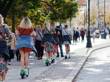 Франция ограничава движението с е-тротинетки