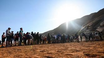 Тълпи туристи изкачиха за последно Улуру