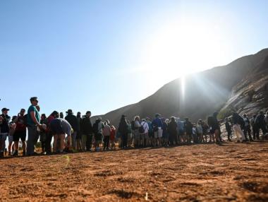 Тълпи туристи изкачиха за последно Улуру