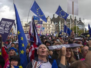 Британски депутати опитват да инициират втори референдум за Brexit