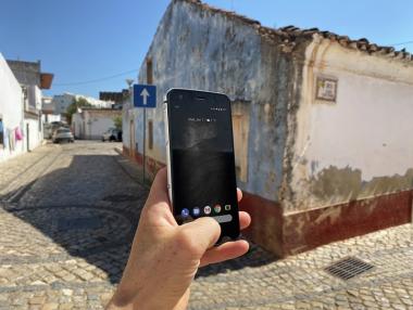 Cat S52 издържа на изпускане и потапяне изцяло във вода