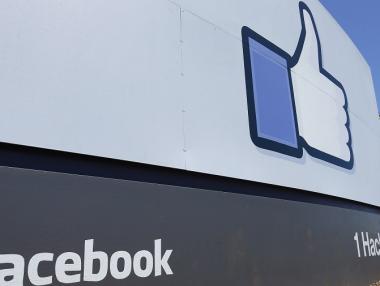 Facebook стисна ръце с британския регулатор за Cambridge Analytica