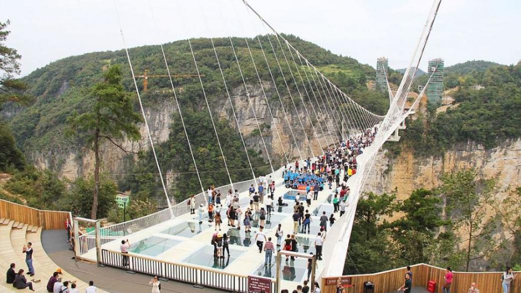 Китай затваря стъклените си мостове заради сигурността на туристите