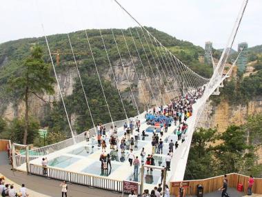 Китай затваря стъклените си мостове заради сигурността на туристите