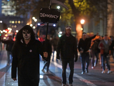 Британските партии тръгват към избори с радикални икономически обещания