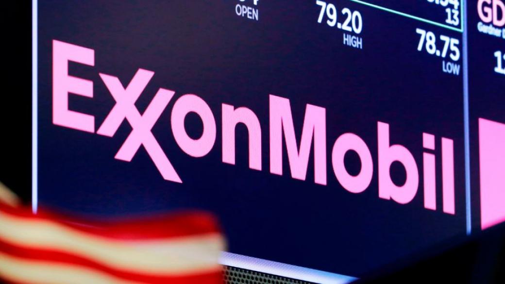 Печалбата на Exxon Mobil се сви наполовина