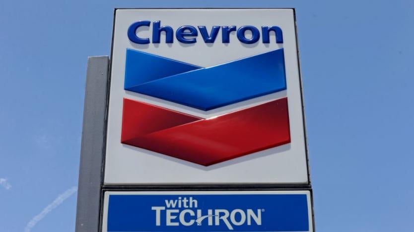 Ниските цени на петрола удариха и печалбата на Chevron