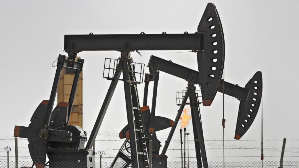 Несигурността от търговската война потопи петрола с над 1%