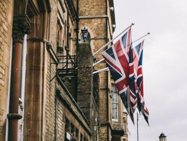 Великобритания избегна рецесията