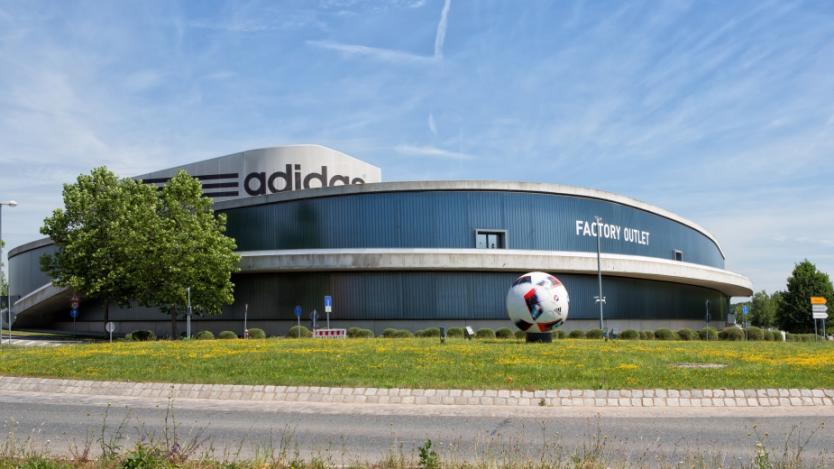 Adidas мести два ултрамодерни завода от Германия и САЩ в Азия