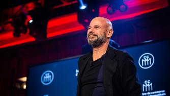 Основателят на Cirque du Soleil е задържан за отглеждане на канабис на частен остров