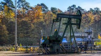 Петролът поевтинява за втори пореден ден