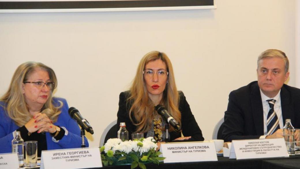 Ангелкова: Обмисляме повишаването на минималната застраховка за туроператорите