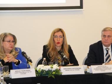 Ангелкова: Обмисляме повишаването на минималната застраховка за туроператорите
