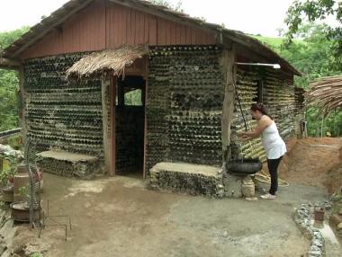 Къща от стъклени бутилки стана атракция в Бразилия