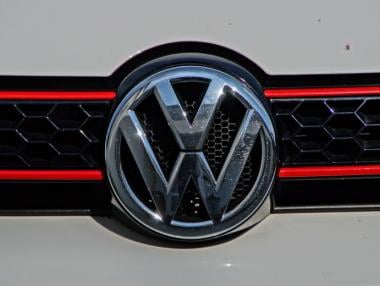 Volkswagen няма да прави завод „до бойно поле“