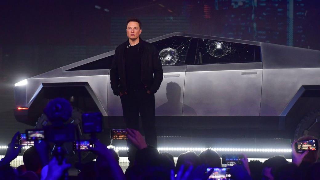 Счупиха стъклата на новия пикап на Tesla при демонстрация на здравината им