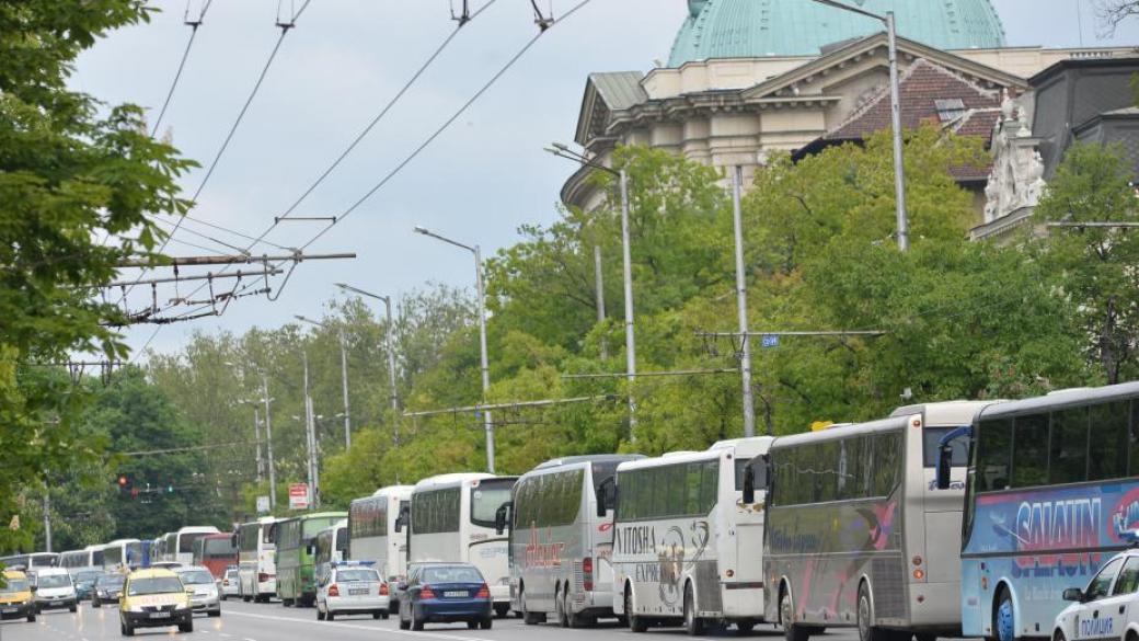 Автобусните превозвачи излизат на протест през декември заради тол системата