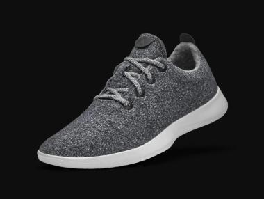 Amazon обвинена от Allbirds, че продава „поразително подобни“ на нейните обувки