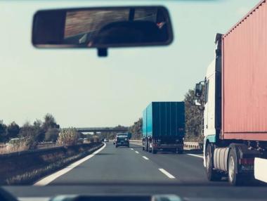 Бизнесът иска по-лесно да наема шофьори и строители от страни извън ЕС