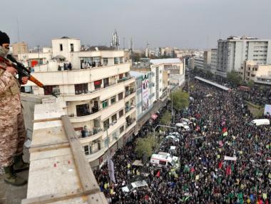 Стотици палежи на банки и правителствени сгради при размириците в Иран