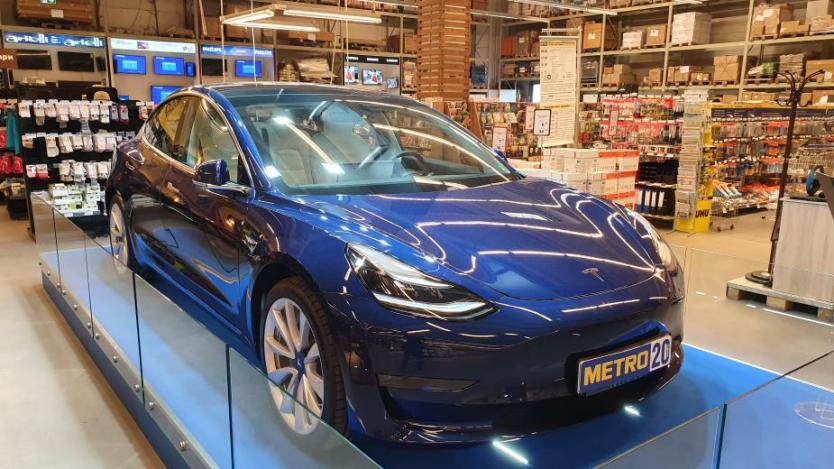 Разберете как да спечелите новата Tesla Model 3 в METRO