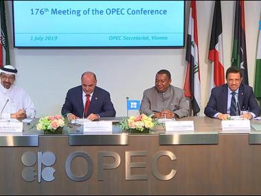 ОПЕК сви още производството на петрол