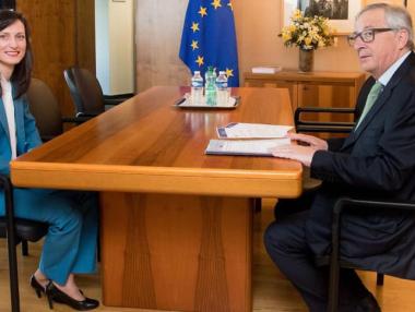 Юнкер благодари на Мария Габриел за „непоколебимата отдаденост“