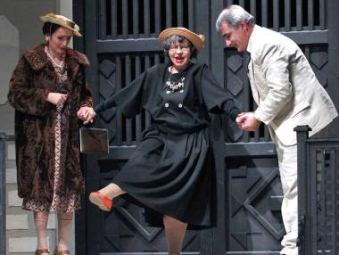 Почина Стоянка Мутафова