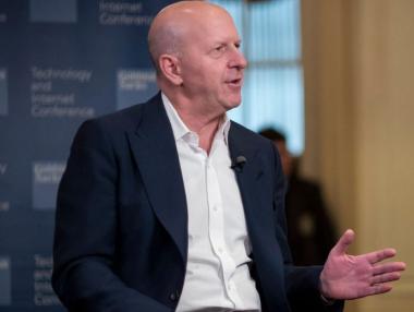 Директорът на Goldman Sachs ходи на работа с метро и сам си носи кафето