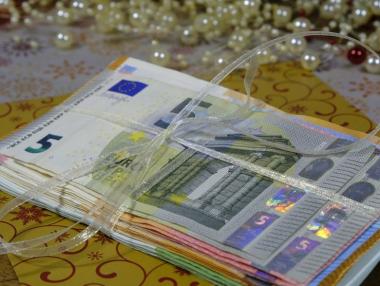 Експерт по етикета съветва: За празниците подарете пари