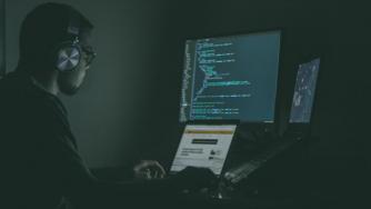 Бизнесът влага пет пъти повече от държавите в киберсигурност