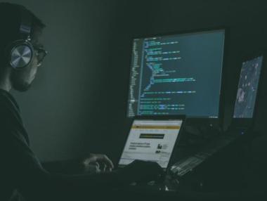 Бизнесът влага пет пъти повече от държавите в киберсигурност