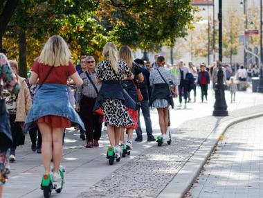 Видео показва как безопасно да управляваме електрическите тротинетки