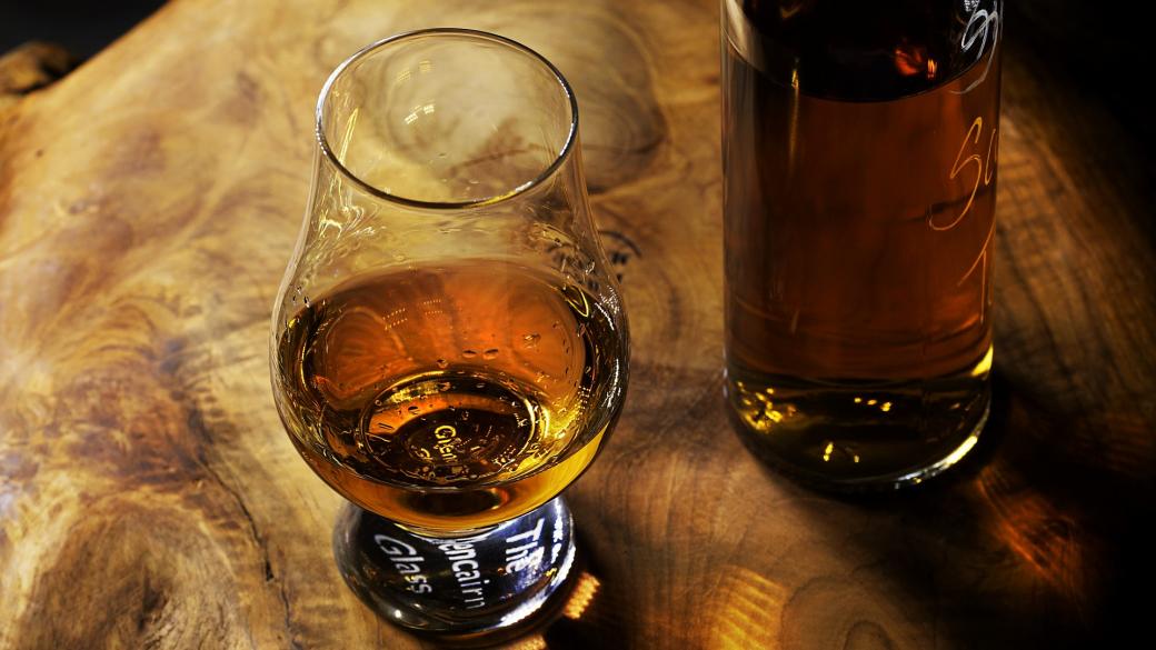 Най-голямата бутилка с уиски в света е продадена на търг за 15 хил. лири