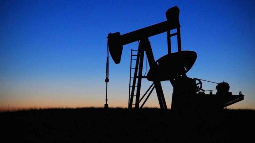 Цените на петрола тръгнаха надолу след данните за щатските запаси