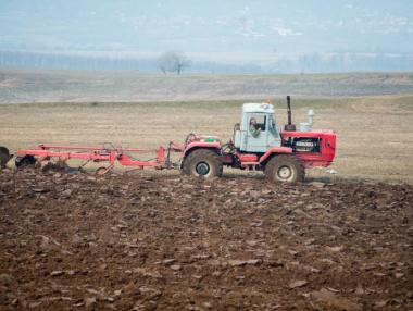 Продукцията в селското стопанство продължава да намалява