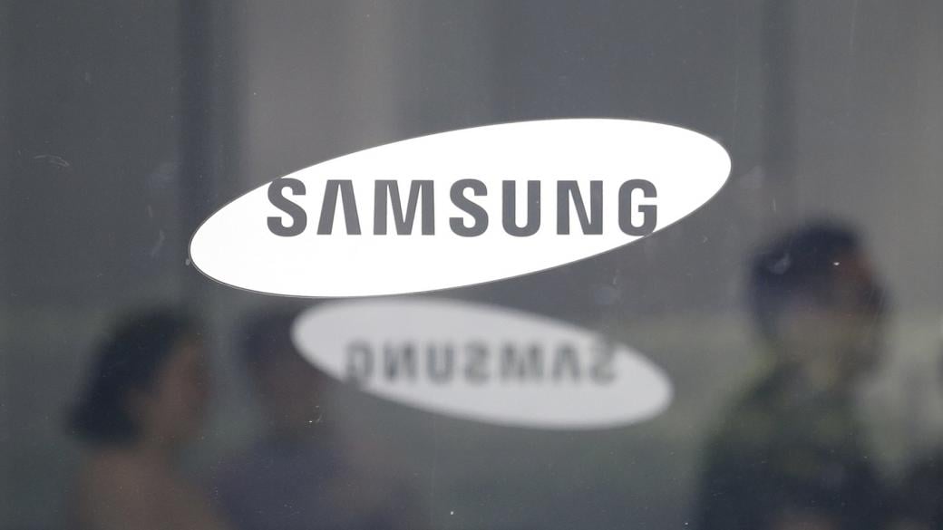 Появиха се снимки на следващия сгъваем „мида“ телефон на Samsung