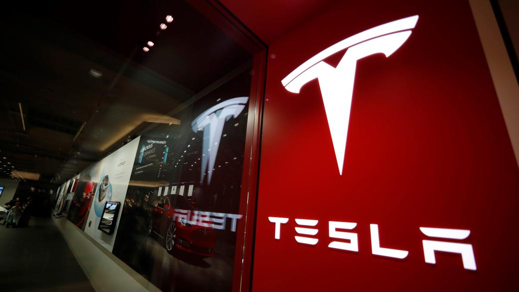 Tesla достави първите произведени в Китай електромобили
