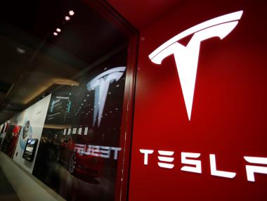 Tesla достави първите произведени в Китай електромобили