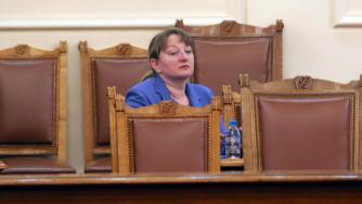 Правителството обмисля възможността за повече извънреден труд