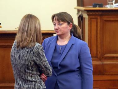 Държавата ще проверява колко болнични са издадени между Коледа и Нова година