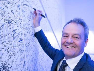 Шефът на козметичния гигант Avon се оттегля от поста