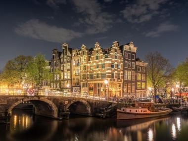 Амстердам вдигна още туристическия данък