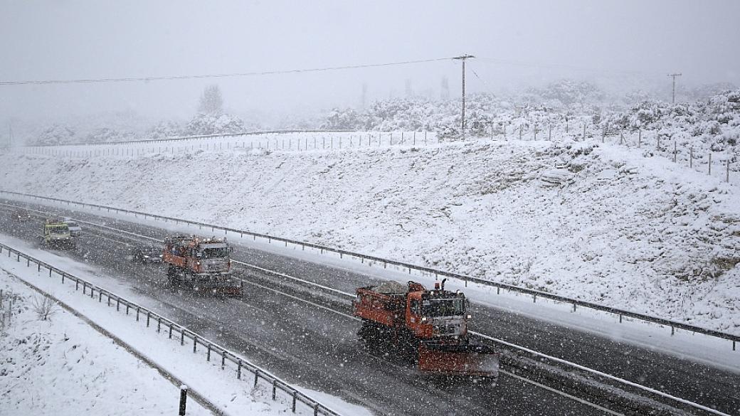 Гърция затвори границите си за коли над 1.5 т заради лошото време (обновена)