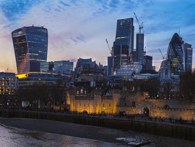 Шефовете на британските топ фирми изкарват само за 3 дни една средна заплата