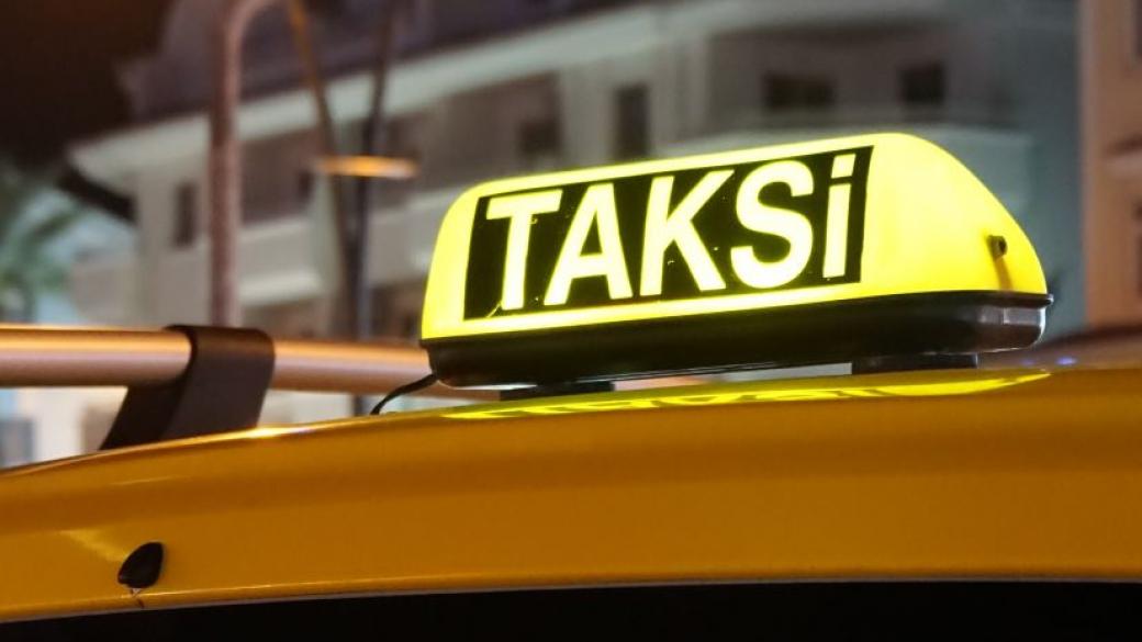 Хиляди фалшиви таксита наводняват Истанбул след забраната на Uber