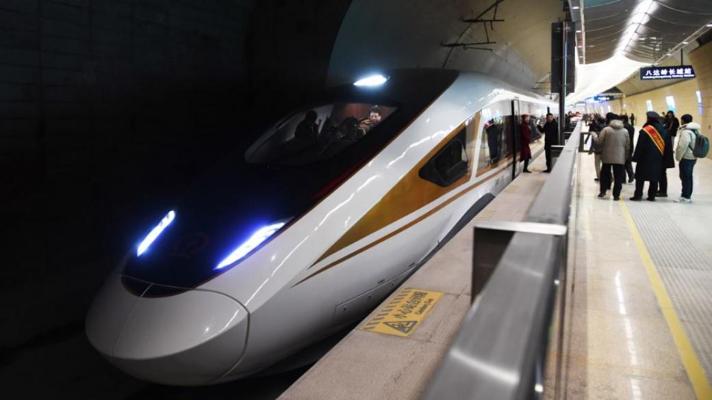 Китай пусна първия автономен и „умен“ влак стрела